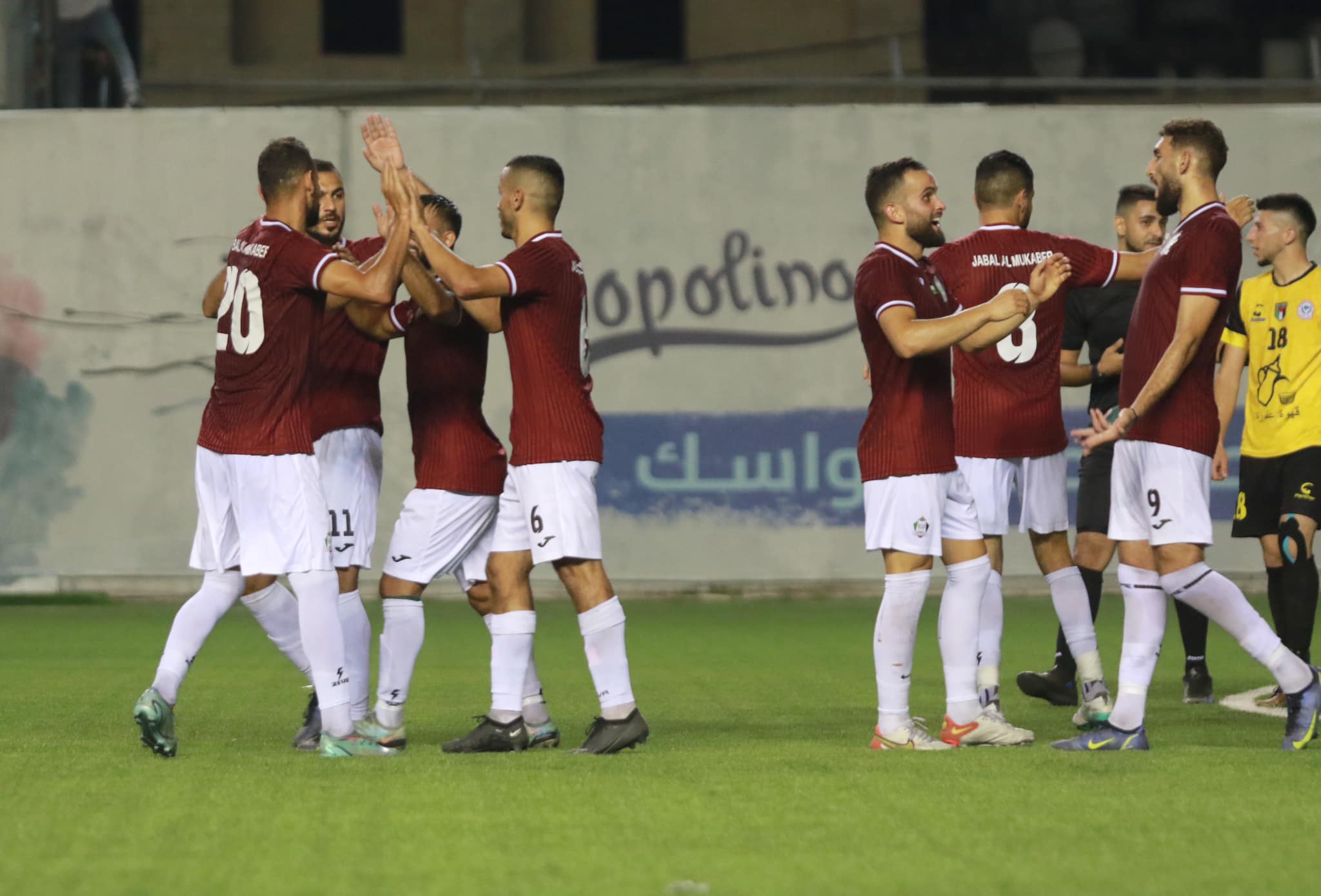 فرحة لاعبي جبل المكبر بالفوز على "شباب العبيدية"