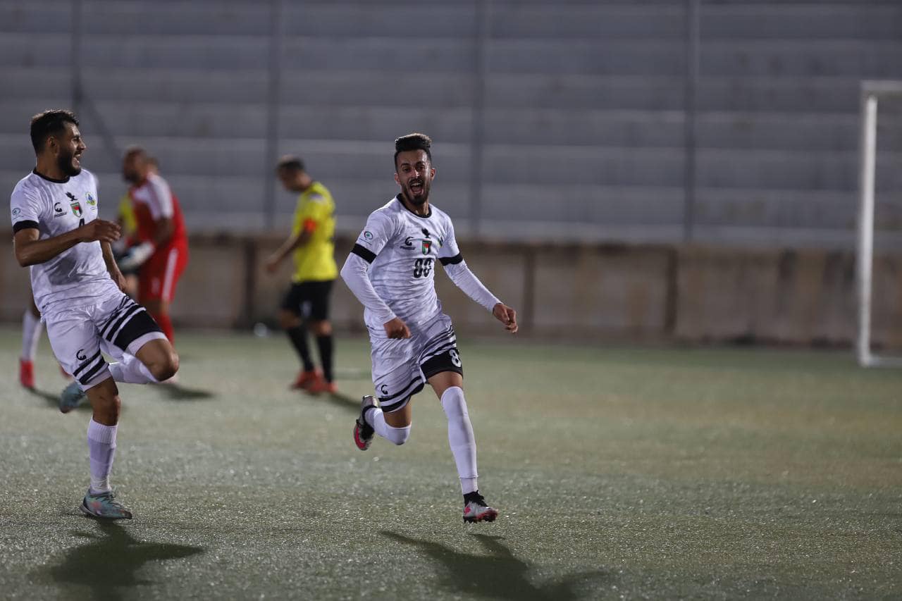 لاعب "السواحرة" محمد زيدان يحتفل بتسجيل هدف الفوز لفريقه في شباك "شباب الظاهرية" 