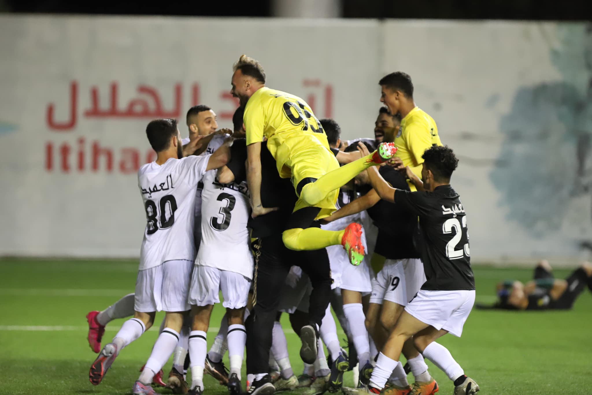 فرحة لاعبي "شباب الخليل" بحسم التأهل للمباراة النهائية من بطولة "كأس الشهيد أبو عمار" لأندية المحترفين