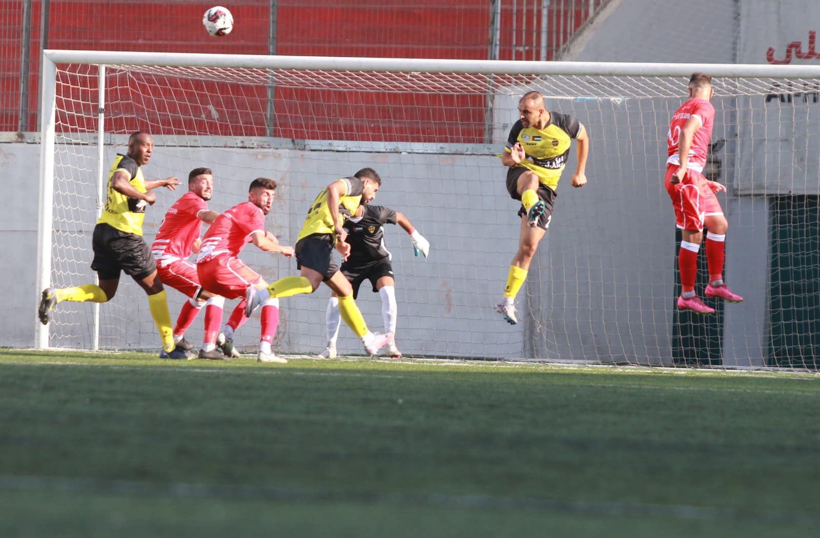 جانب من مباراة "مركز بلاطة" و"أهلي الخليل" على استاد الحسين في الخليل 