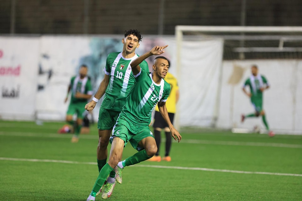 جانب من مباراة "شباب الظاهرية" و"شباب العبيدية" على استاد "بيليه" في بلدة الخضر جنوب بيت لحم