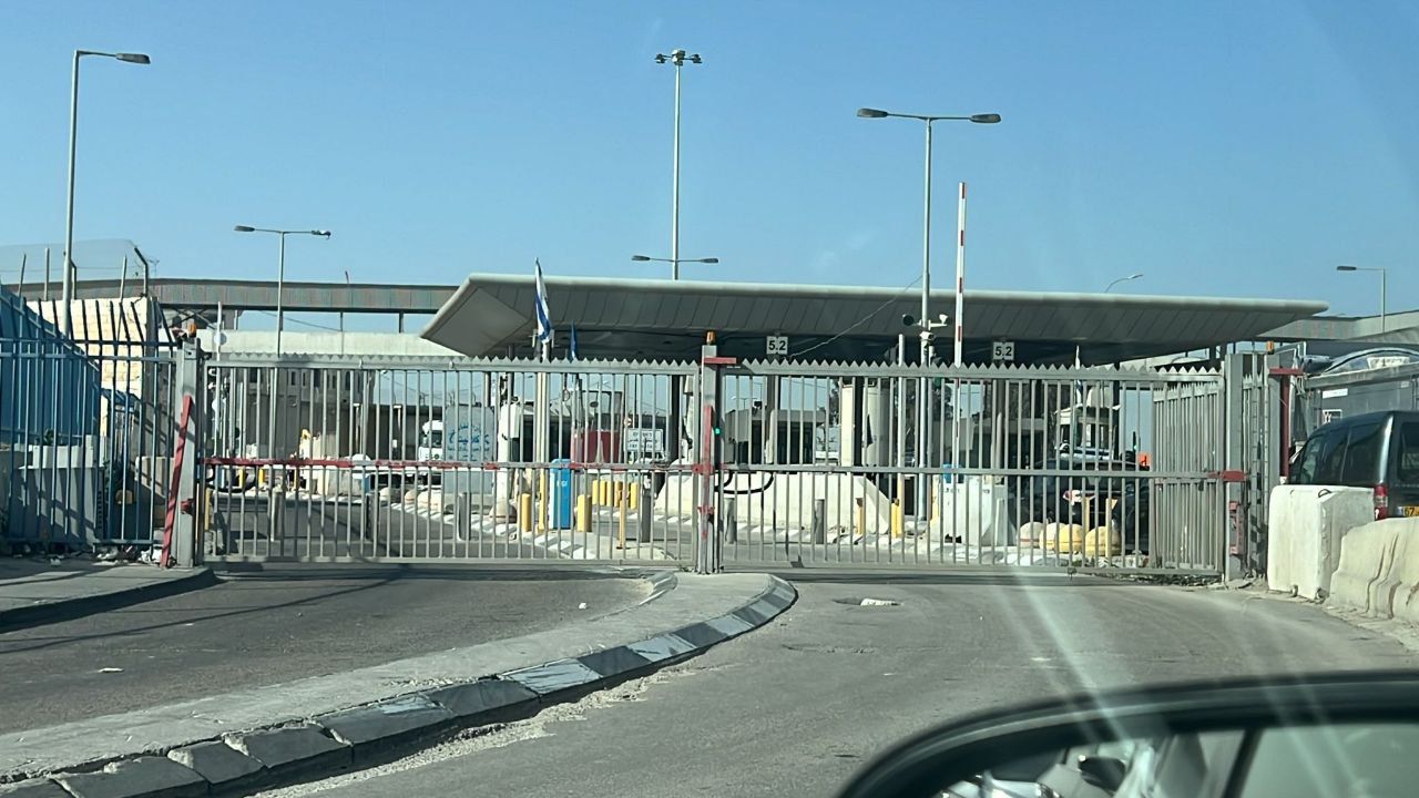 الاحتلال يغلق حاجز قلنديا في كلا الاتجاهين 