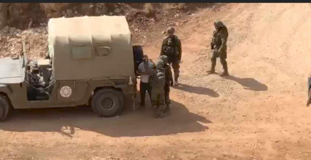 جنود الاحتلال خلال اعتقالهم الوزير مؤيد شعبان في بلدة دير استيا