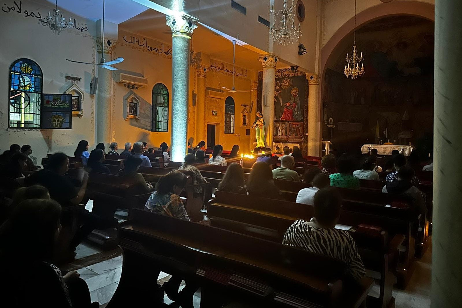 صلاة في كنيسة العائلة المقدسة للاتين في غزة 
