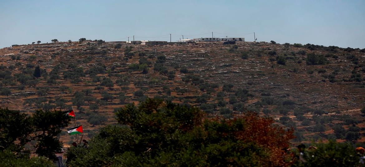 صورة تظهر البؤرة الاستيطانية على قمة جبل صبيح في بيتا. (عدسة: أيمن نوباني/وفا)