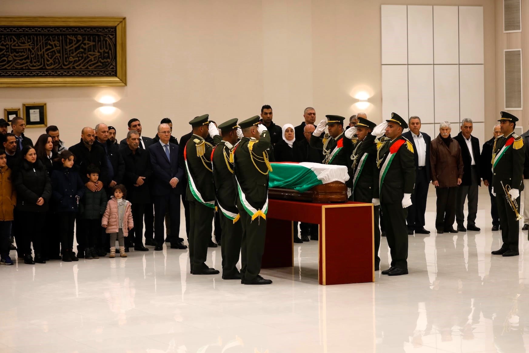 جانب من تشييع جثمان المناضل الوطني الكبير اللواء فؤاد الشوبكي من مقر الرئاسة بمدينة رام الله (تصوير: حمزة شلش/وفا)