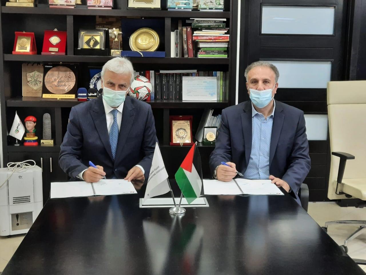 الوزيران عساف وعورتاني خلال توقيعهما اتفاقية إطلاق قناة فلسطين التعليمية