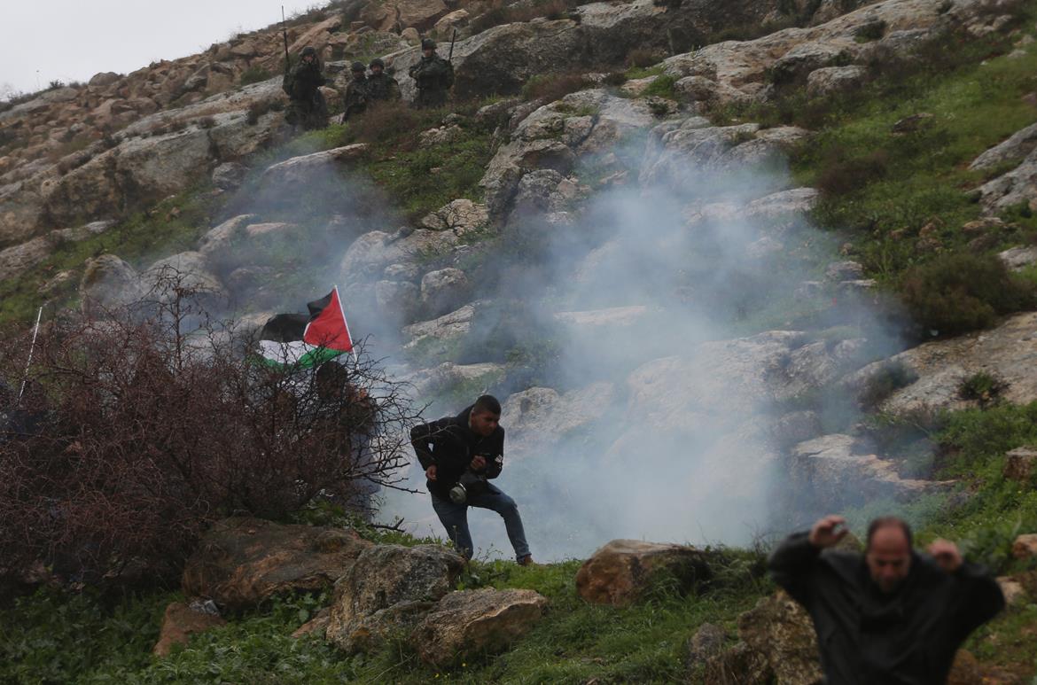 قوات الاحتلال تقمع مسيرة سلمية رفضا للتوسع الاستيطاني على أراضي قرية بيت دجن شرق نابلس (تصوير: أيمن النوباني/وفا)