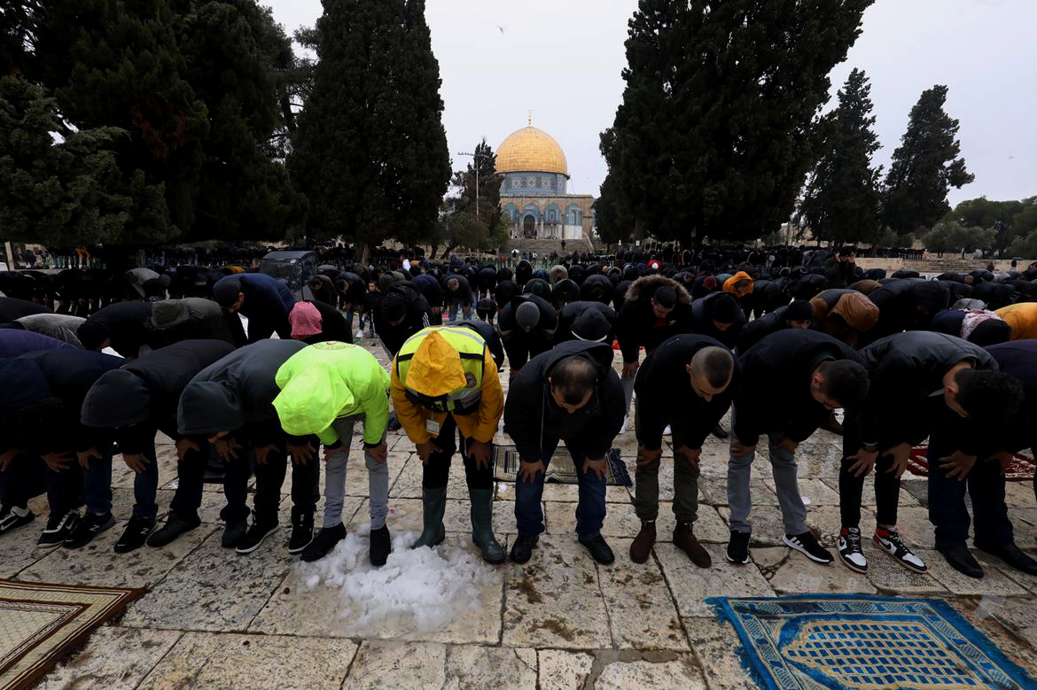 مواطنون يؤدون صلاة الجمعة في المسجد الأقصى رغم إجراءات الاحتلال (عدسة: وفا)