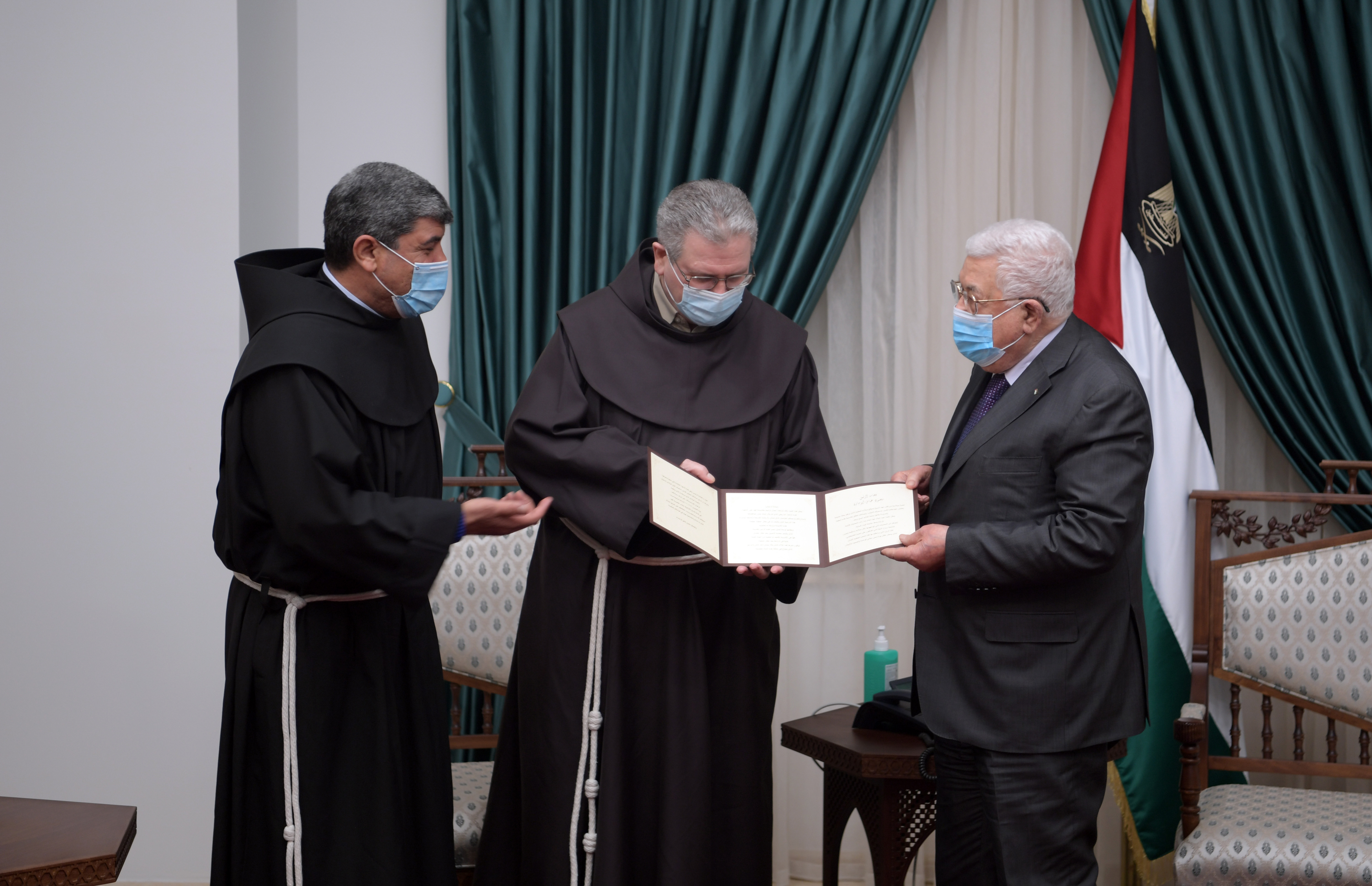 الرئيس يستقبل يستقبل حارس الأراضي المقدسة الأب فرانشيسكو باتون /وفا/