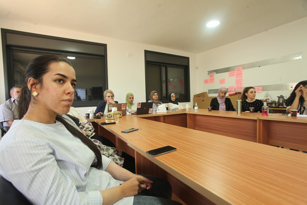 جانب من الجلسة في الخليل.(عدسة: سمر بدر/وفا)