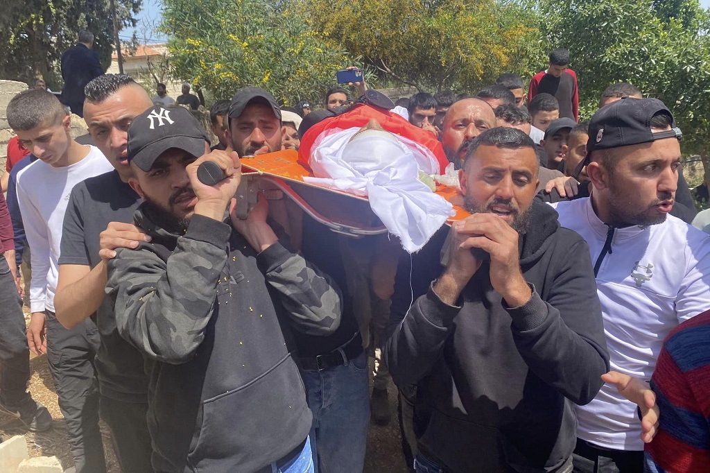 تشييع جثمان الشهيد ربيع فيصل زكارنة في بلدة قباطية جنوب جنين (تصوير: ثائر أبو بكر/وفا)