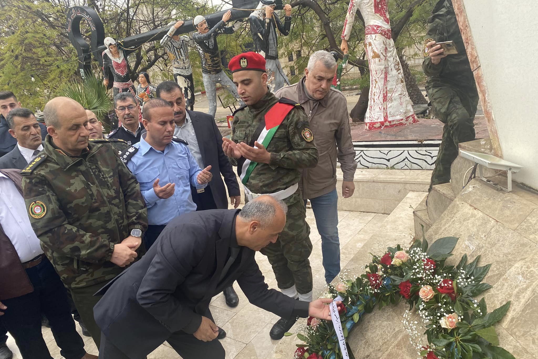 محافظ جنين كمال أبو الرب يضع إكليلا من الزهور على "صرح الشهيد" لمناسبة عيد الفطر (تصوير: ثائر أبو بكر/وفا)