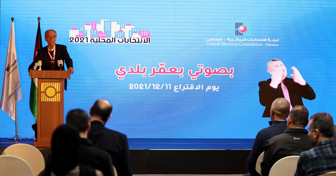 المدير التنفيذي للجنة الانتخابات المركزية هشام كحيل يتحدث خلال المؤتمر الصحفي (عدسة: محمد نوفل/وفا)