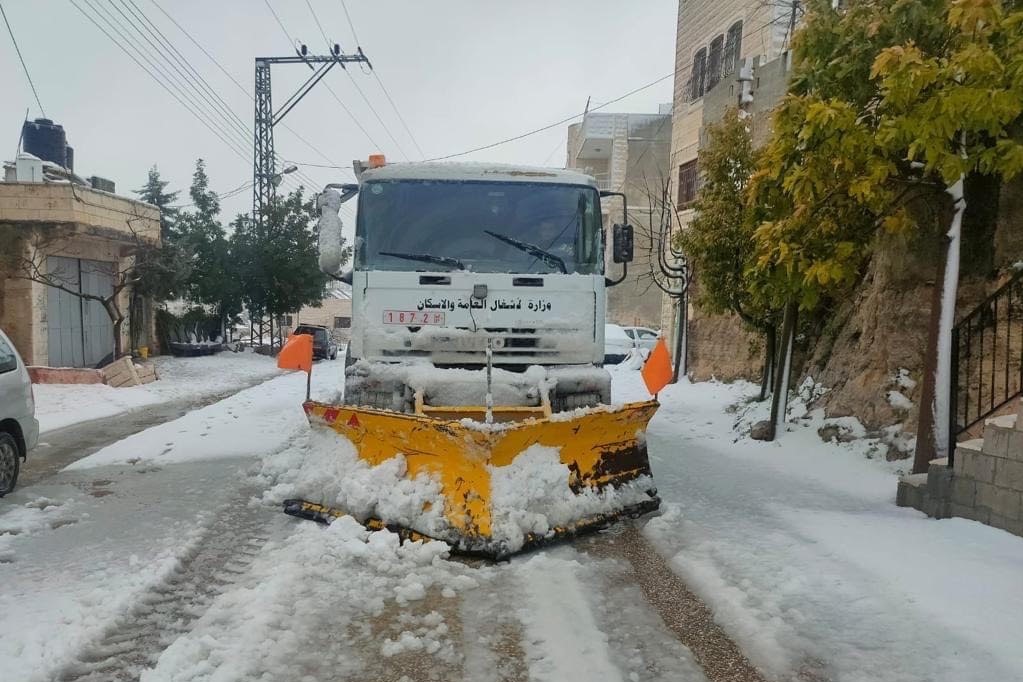 كاسحة ثلوج تابعة لوزارة الأشغال العامة تعمل على فتح الطرقات خلال المنخفض الجوي