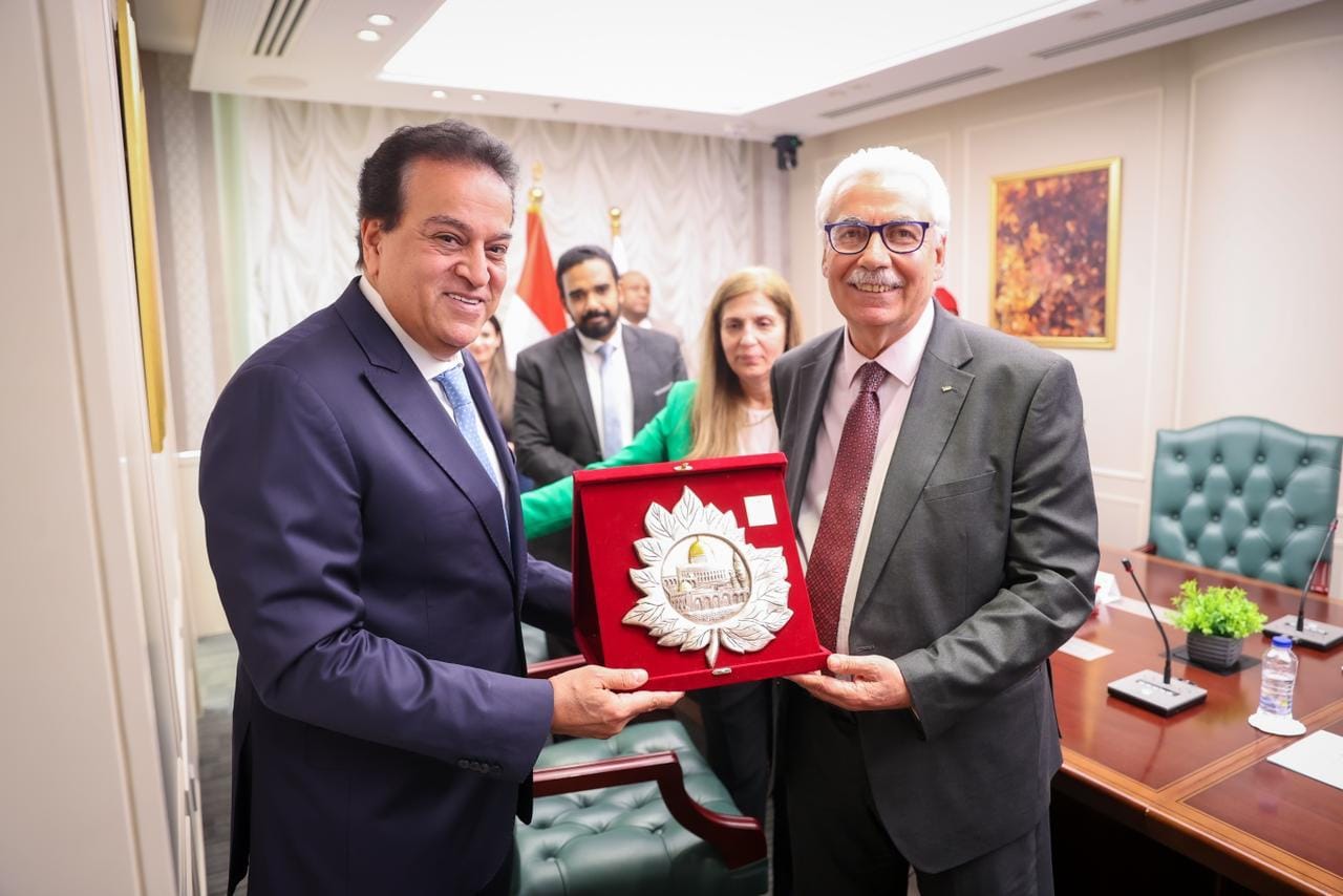 وزير الصحة ماجد أبو رمضان مع نظيره المصري خالد عبد الغفار (أرشيفية)