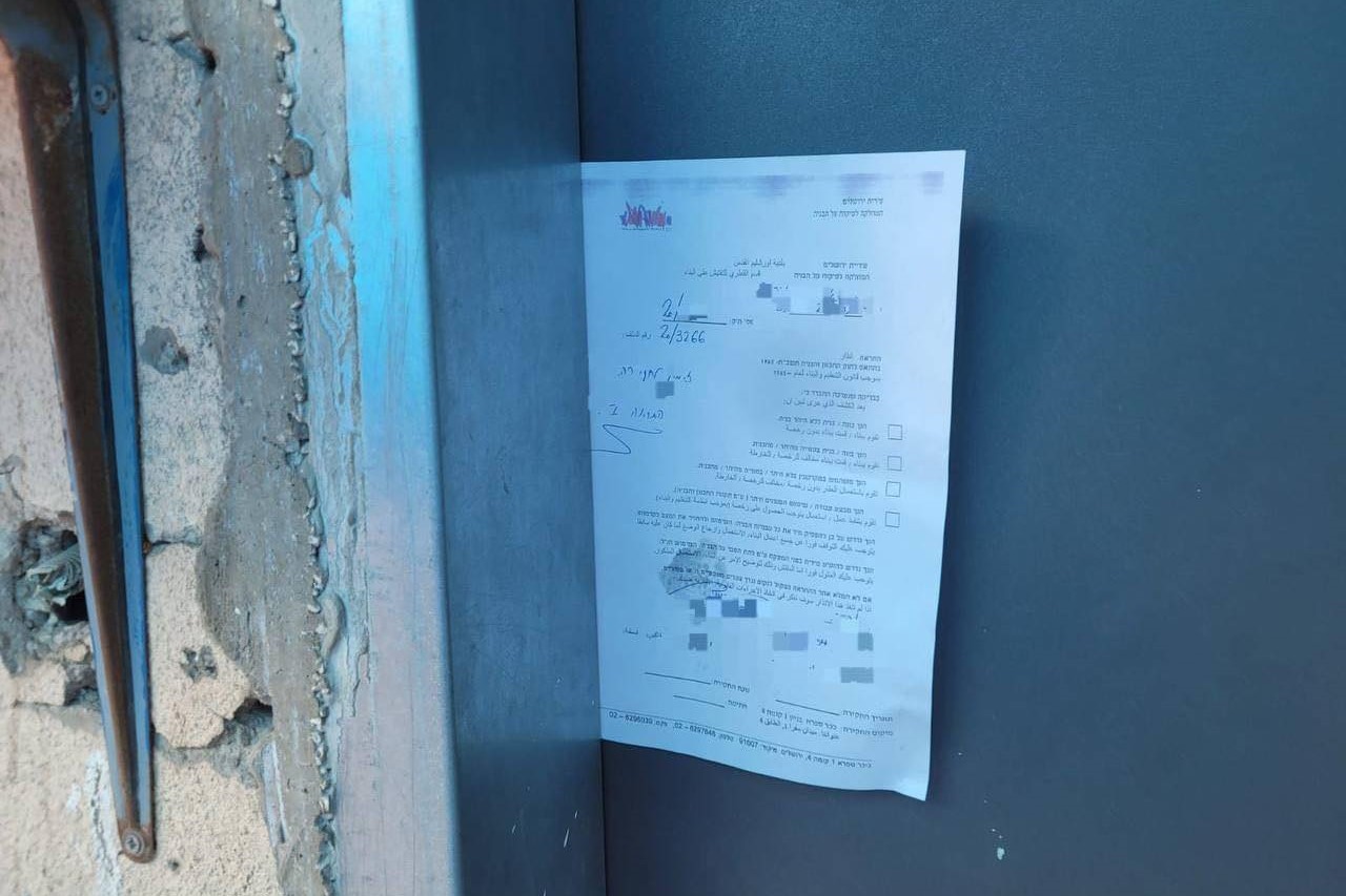 إخطار بالهدم علقته سلطات الاحتلال على مدخل منشأة في بلدة العيسوية 