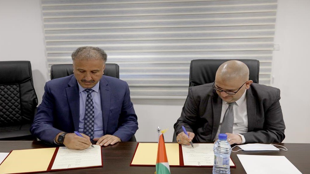 الوزير عساف خلال توقيعه مع رئيس سلطة الأراضي مذكرة تفاهم