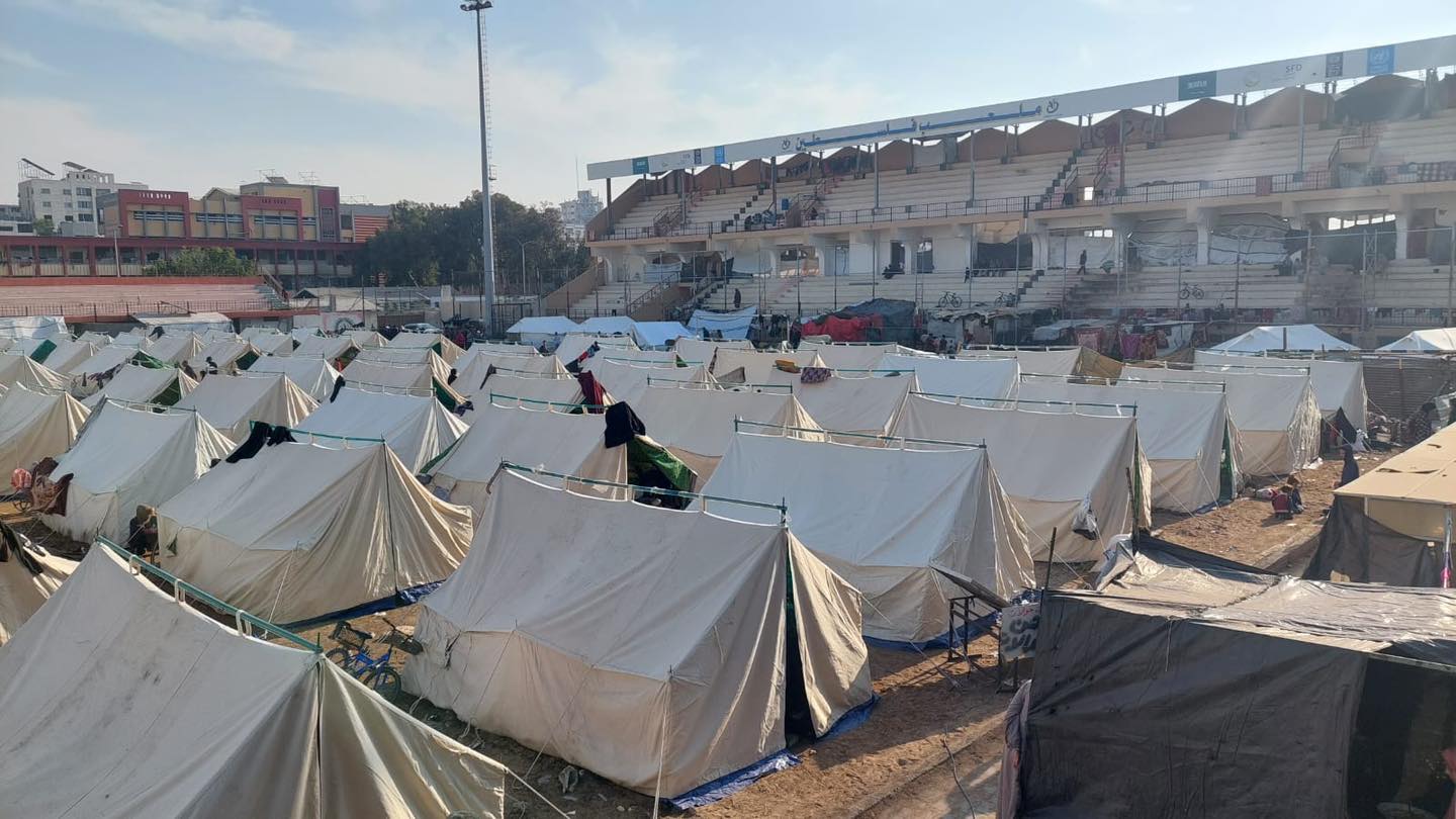 خيام النازحين على أرضية ملعب فلسطين الدولي في غزة بعد تجريفه من قبل قوات الاحتلال الإسرائيلي