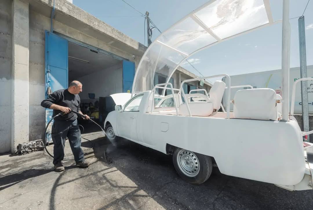 خلال العمل على تحويل سيارة البابا إلى عيادة متنقلة لصالح أطفال غزة (كاريتاس) 