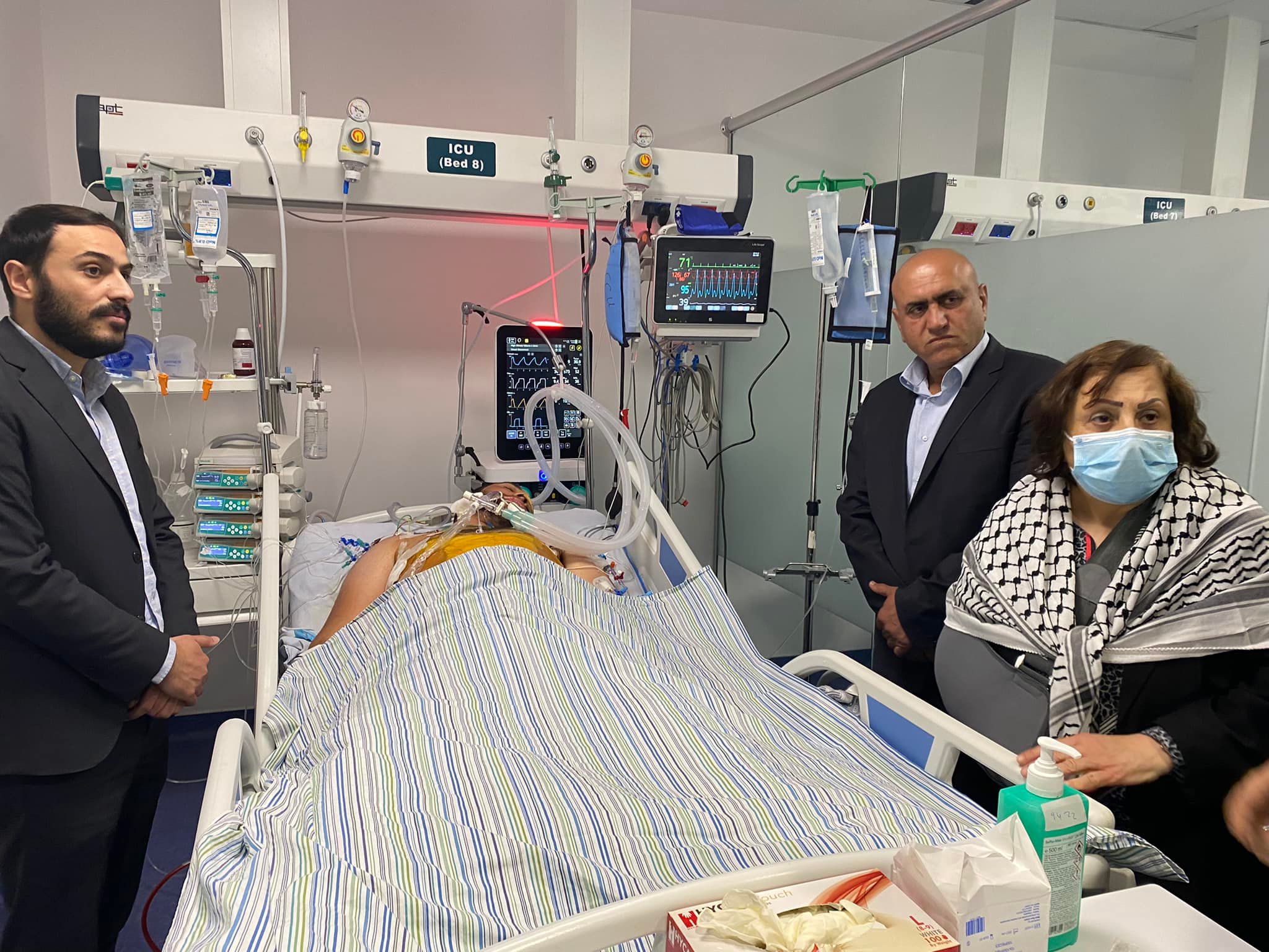 الكيلة والرجوب خلال تفقد الجرحى (عدسة: ثائر أبو بكر/ وفا)