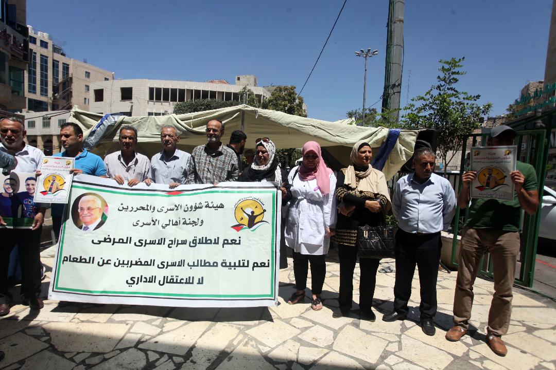 وقفه دعم واسناد للاسرى المضربين عن الطعام في الخليل (عدسة سمر بدر/ وفا)