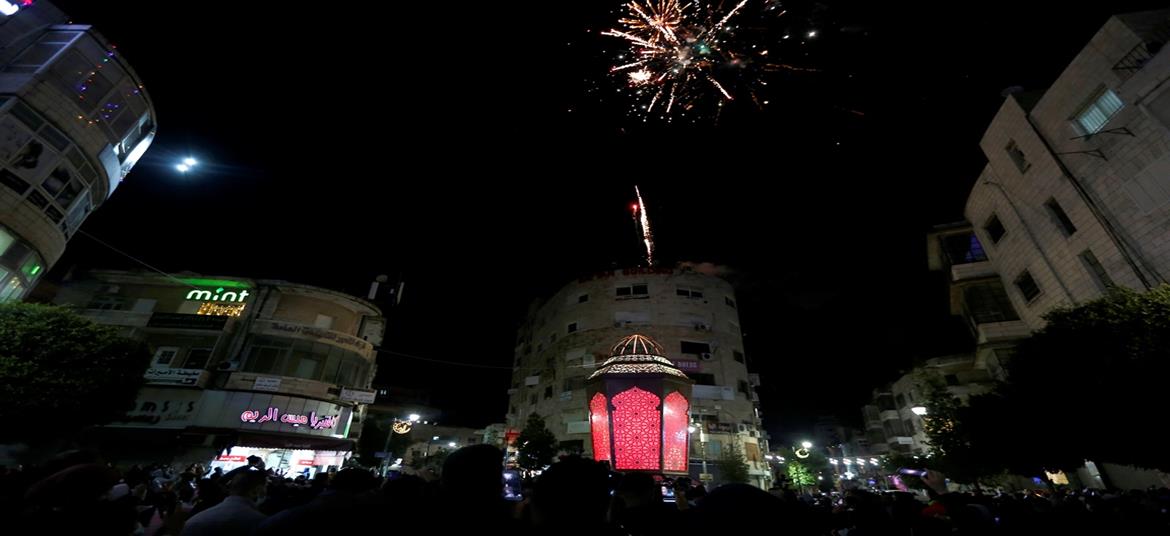 اضاءة فانوس رمضان- عدسة: محمد نوفل "وفا"