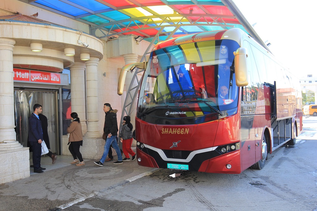 مسافرون عبر معبر الكرامة (أرشيفية)