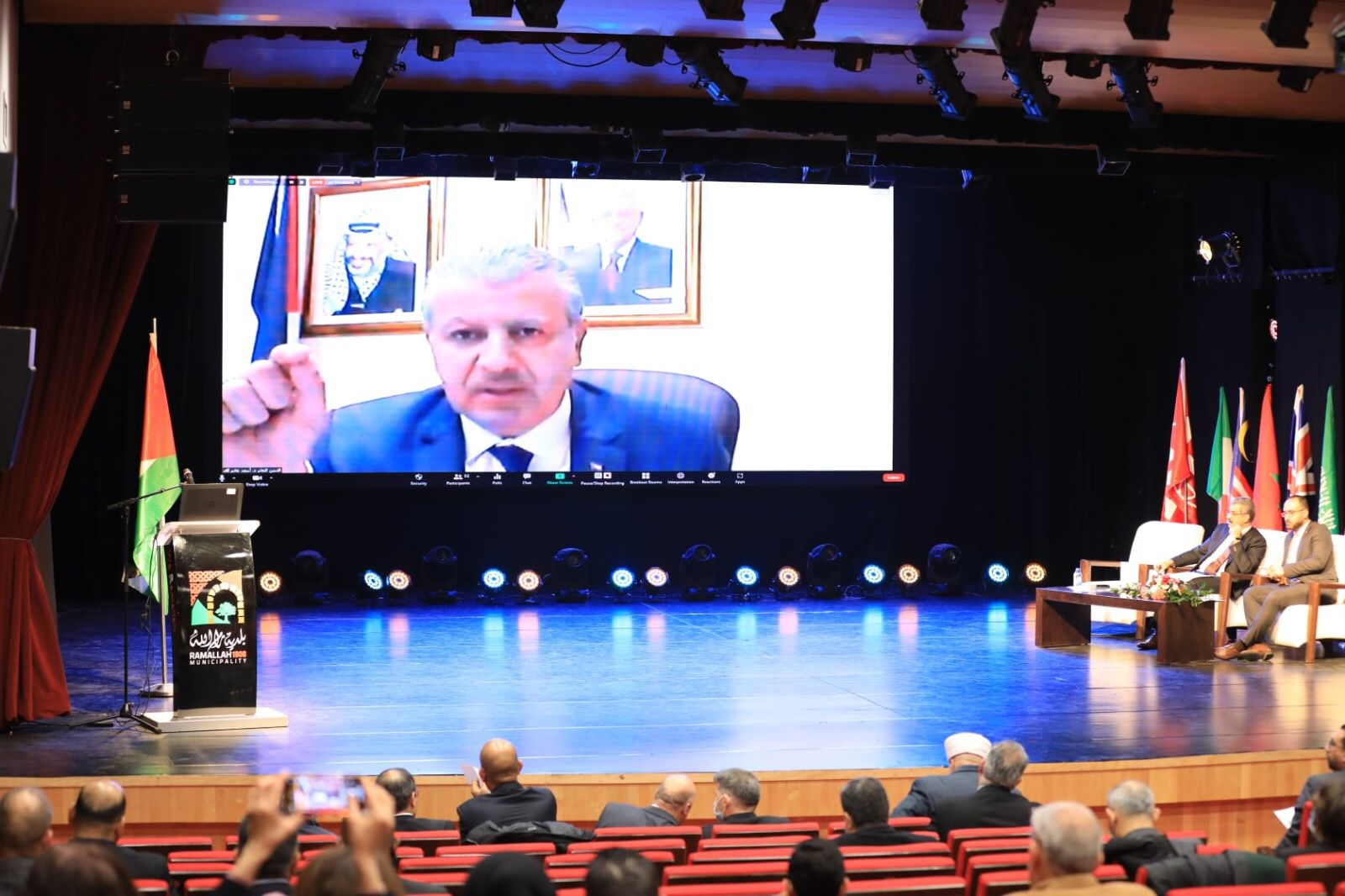 أمين عام مجلس الوزراء أمجد غانم خلال تقديمه للورقة البحثية في المؤتمر