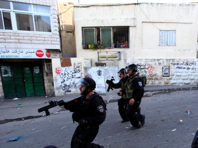 صورة أرشيفية لاقتحام قوات الاحتلال الإسرائيلي لبلدة العيسوية شمال شرق القدس (وفا)