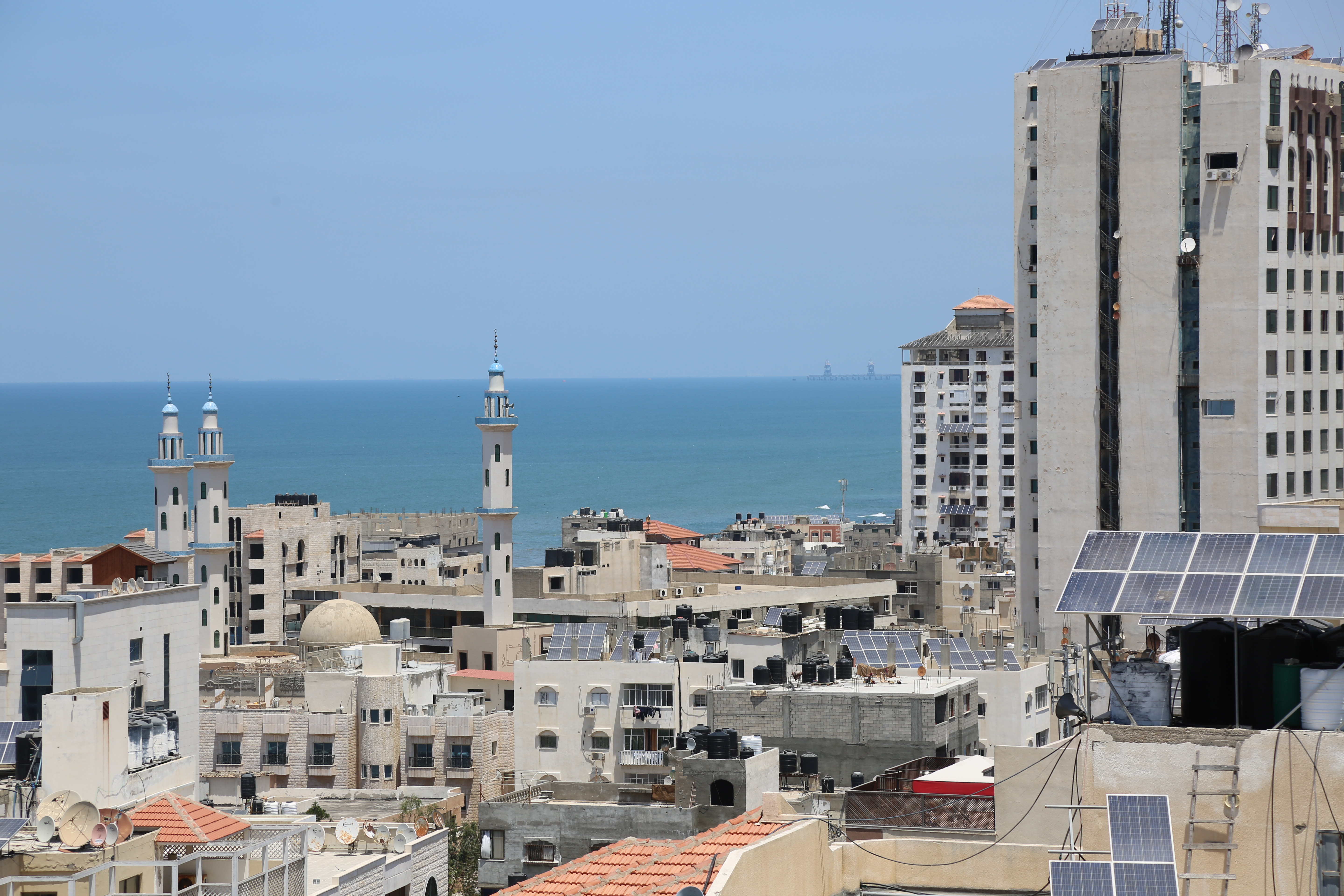 جانب من شاطئ بحر غزة قرب ميناء الصيادين. عدسة: (خضر الزعنون/وفا)