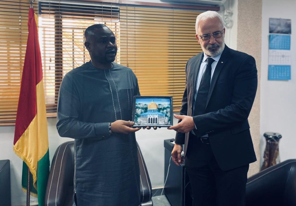 السفير ثائر أبو بكر خلال لقائه وزير الإعلام والتواصل الغيني عمارا سموباري 