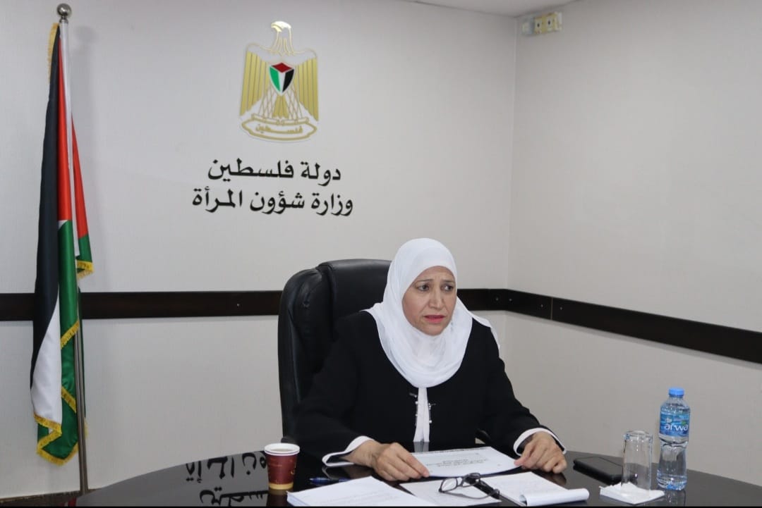 وزيرة شؤون المرأة آمال حمد خلال مشاركتها في الاجتماع