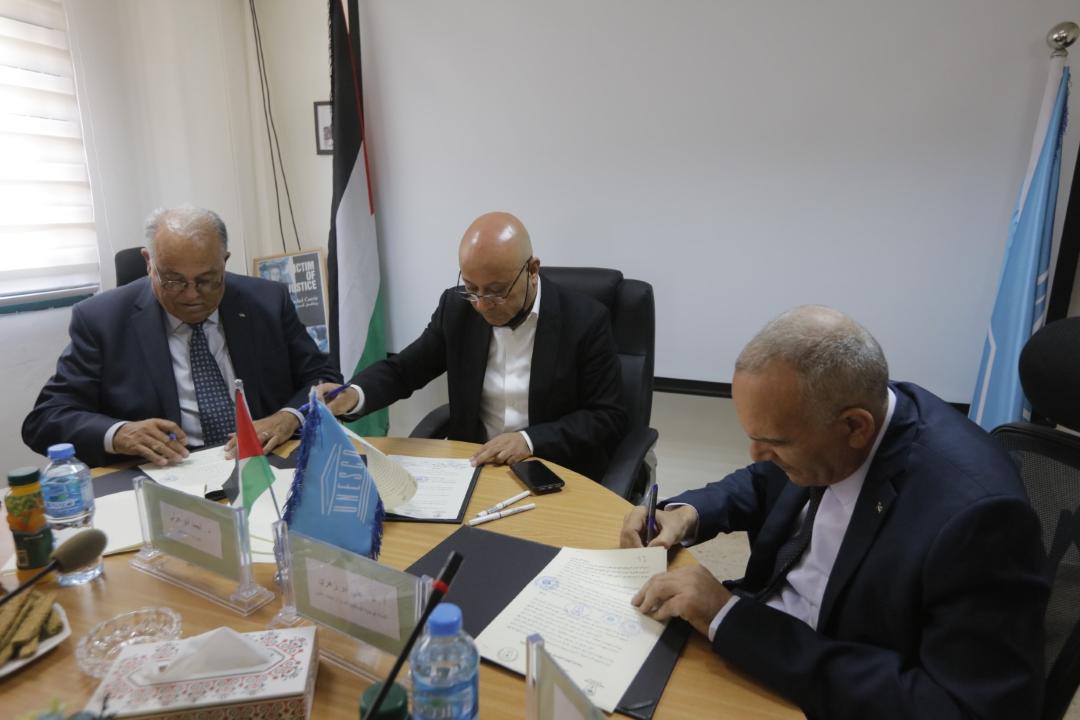 جانب من توقيع الاتفاقية (عدسة: بهاء نصر/وفا)