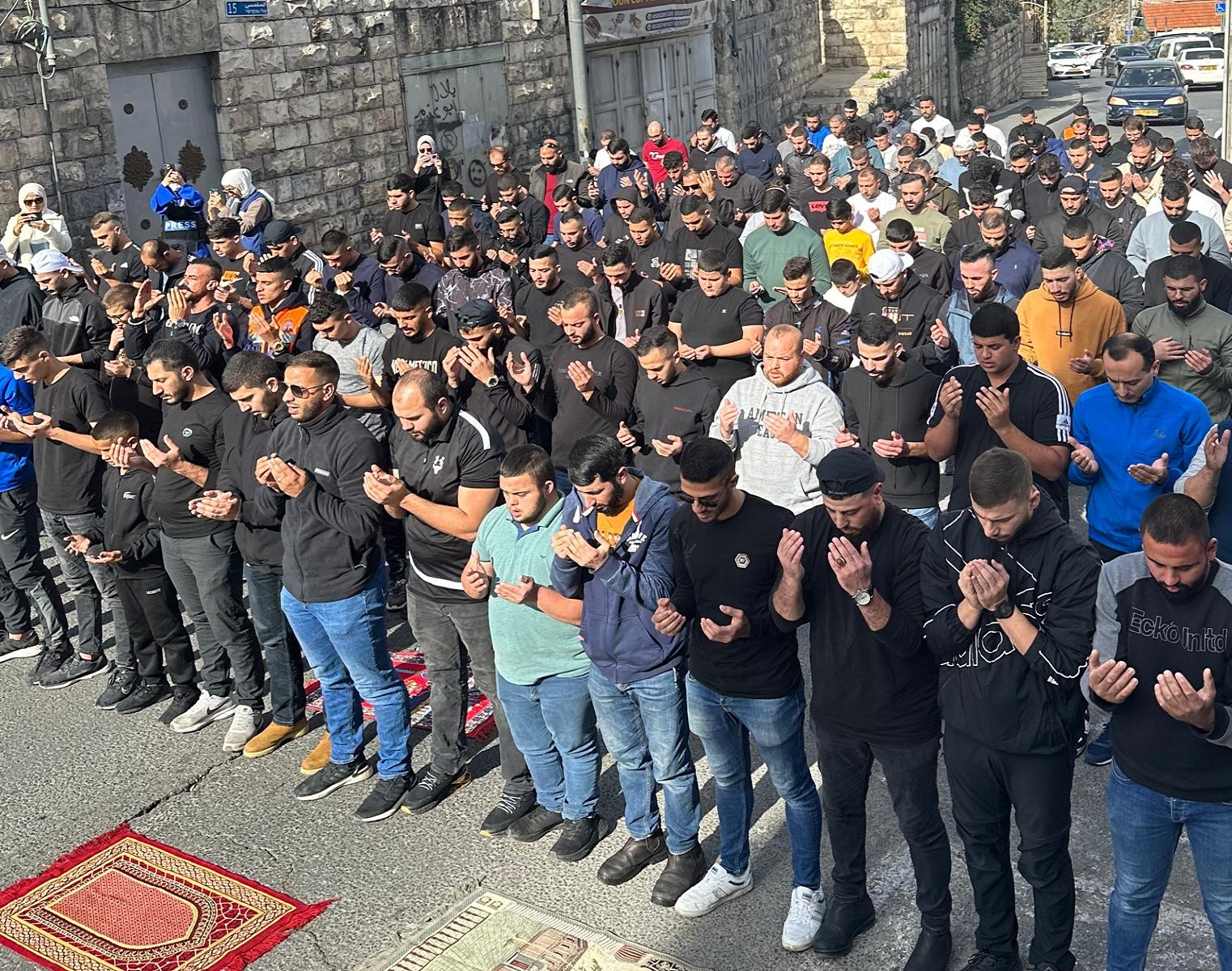 مواطنون يؤدون صلاة الجمعة في حي وادي الجوز بالقدس المحتلة