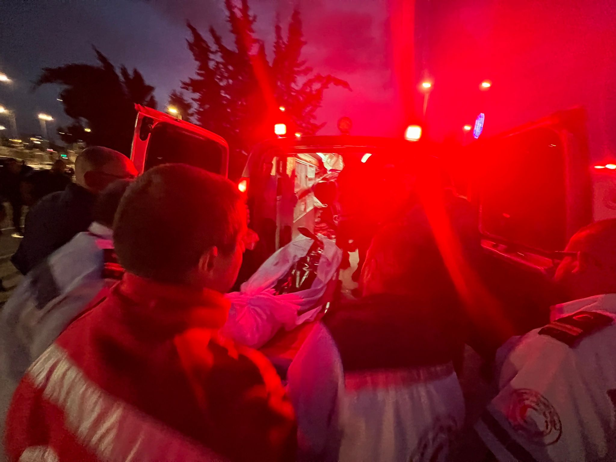 طواقم الهلال الأحمر الفلسطيني خلال استلامها جثمان الشهيد وليد الشريف