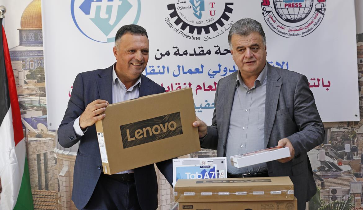 اتحاد العمال يسلم نقابة الصحفيين أجهزة كمبيوتر لصحفيي غزة. (عدسة: بهاء نصر/وفا)