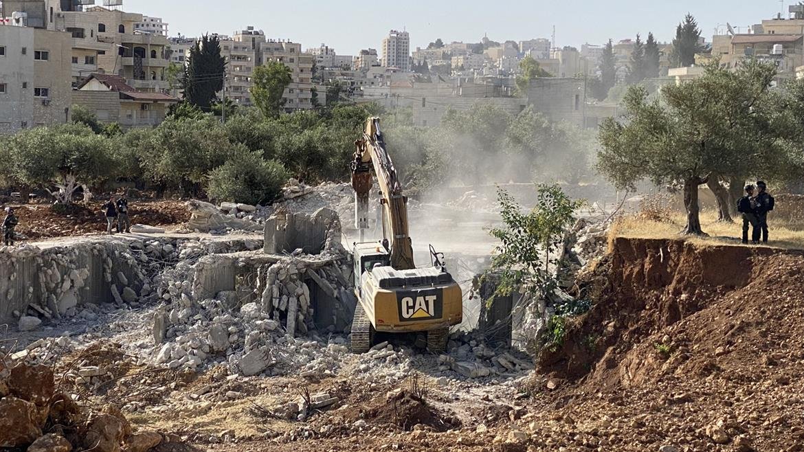 الاحتلال يهدم منزلا مكونا من أربع شقق في بيت جالا (تصوير: أحمد مزهر/ وفا)