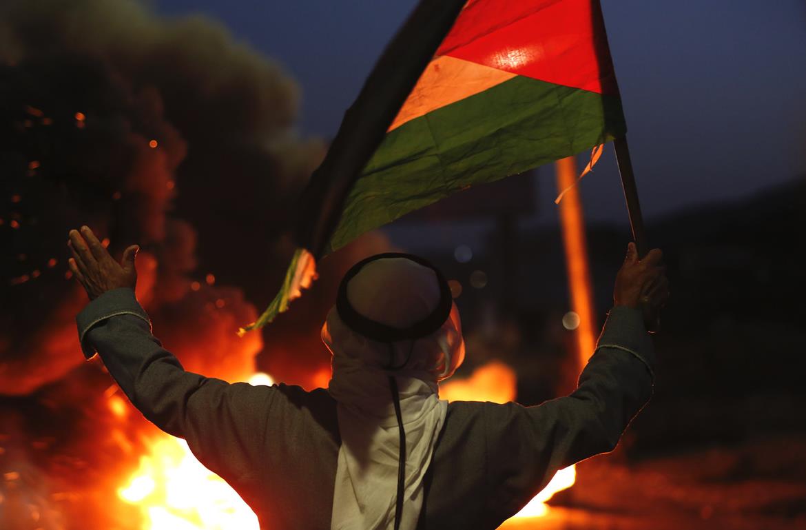 مواجهات بين الشبان وقوات الاحتلال بالقرب من حاجز حوارة جنوب نابلس، عقب مسيرة دعم واسناد للأسرى.(عدسة: أيمن نوباني/وفا)