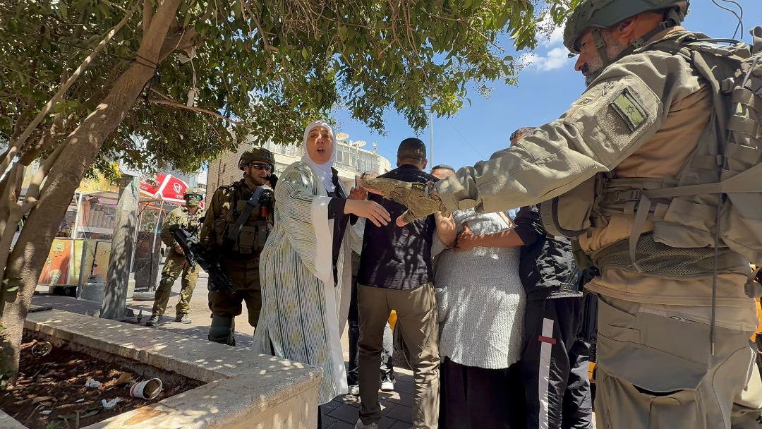 محافظ رام الله والبيرة أثناء محاولتها إسعاف المصابين خلال عملية الاقتحام 