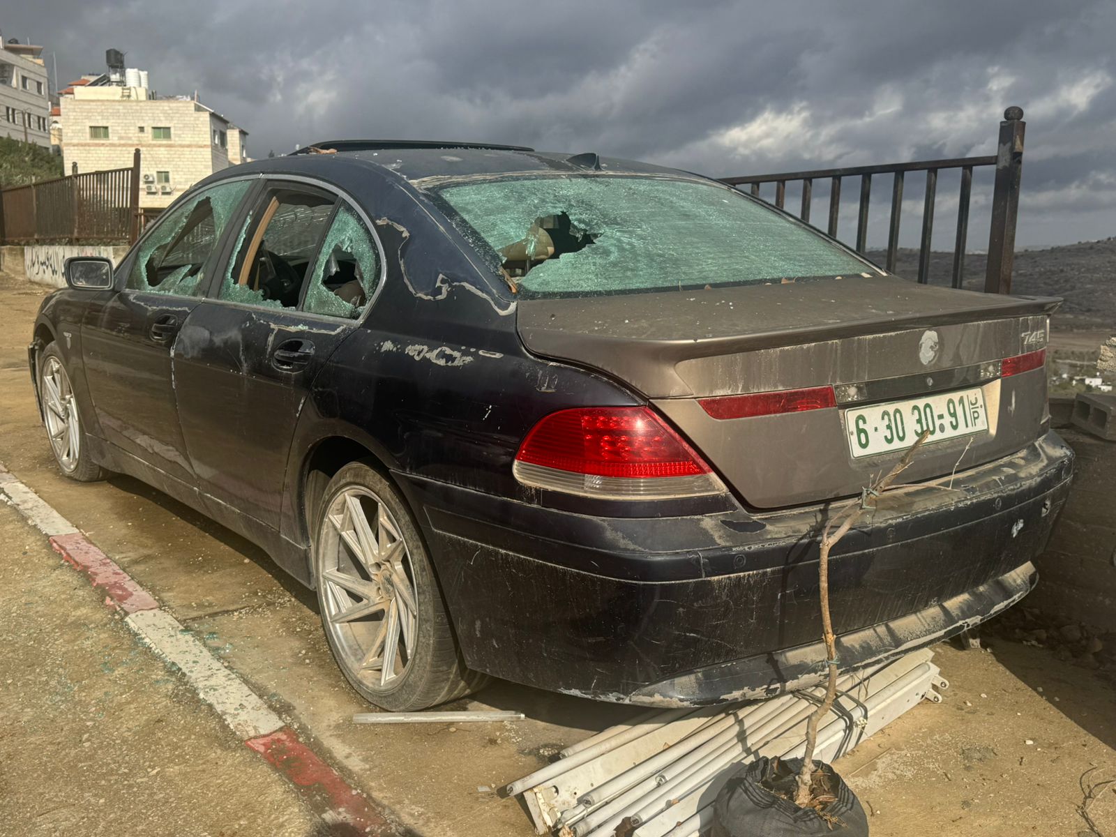 جانب من اعتداء المستعمرين على مركبات المواطنين في سنجل 