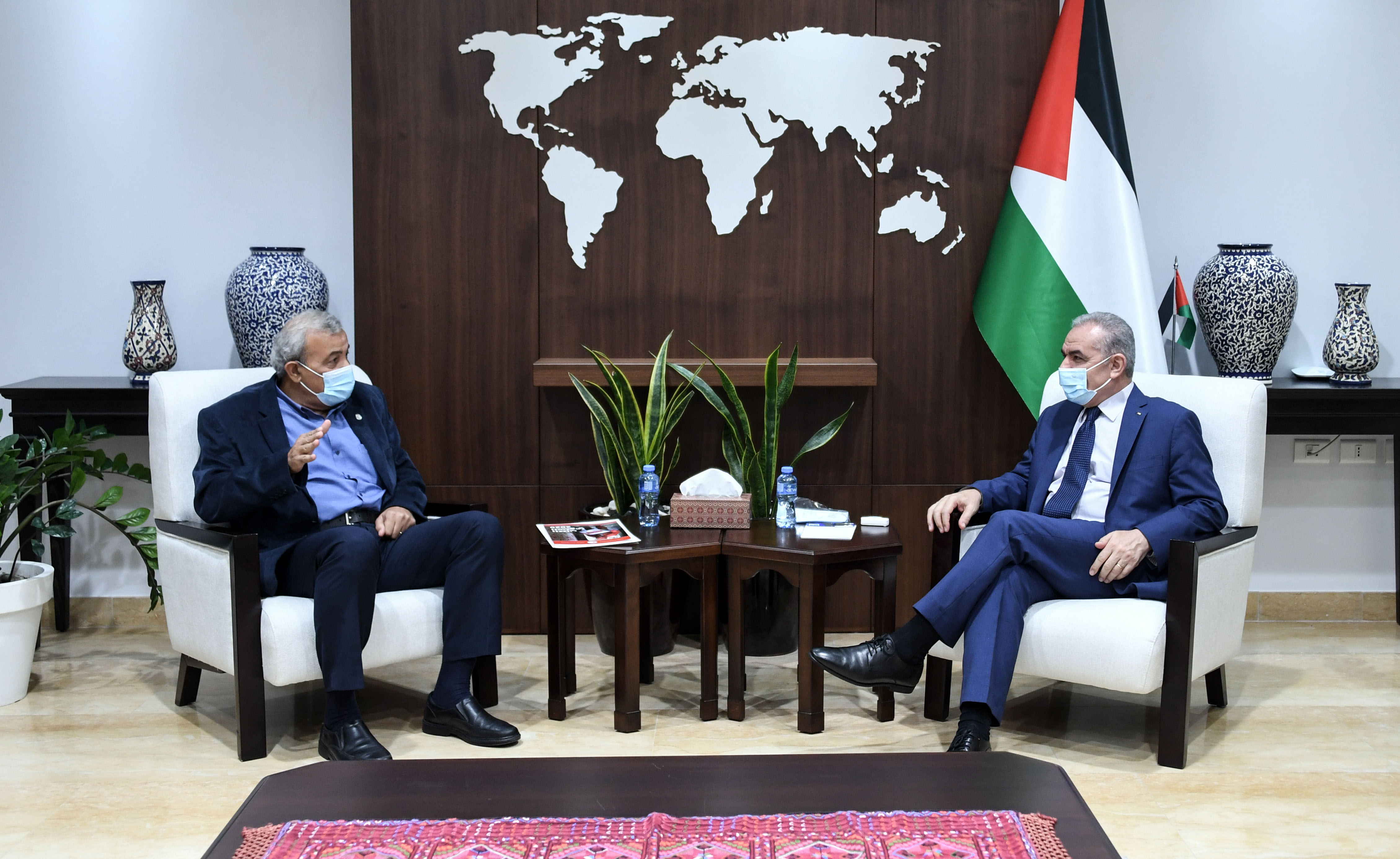 اشتية خلال لقائه رئيس جمعية الهلال الأحمر الفلسطيني يونس الخطيب