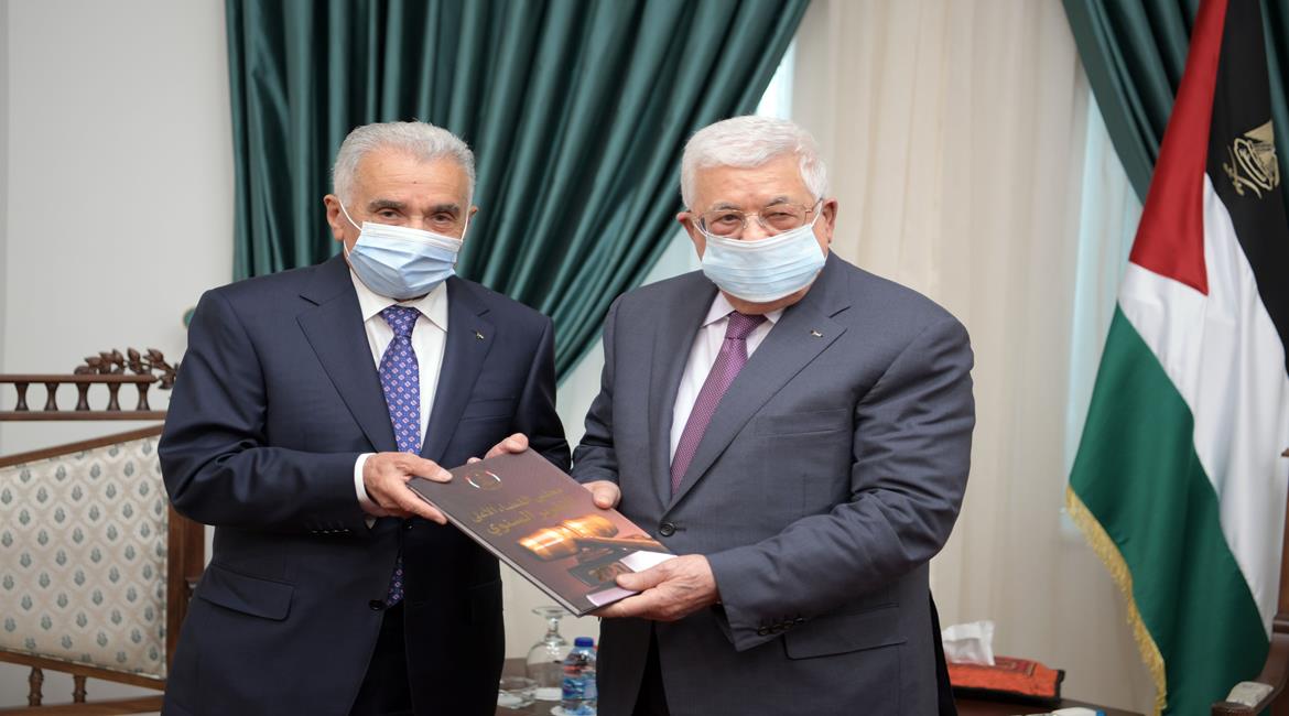 الرئيس لدى تسلمه التقرير السنوي للسلطة القضائية للعام 2020 (تصوير: ثائر غنايم)