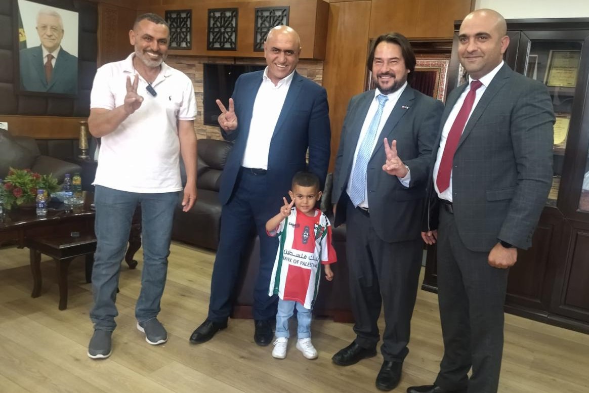 سفير جمهورية تشيلي كريستيان هودجيز نوجيانت يهدي الطفل يوسف سند قبها (3 سنوات) قميص نادي "بالستينو"