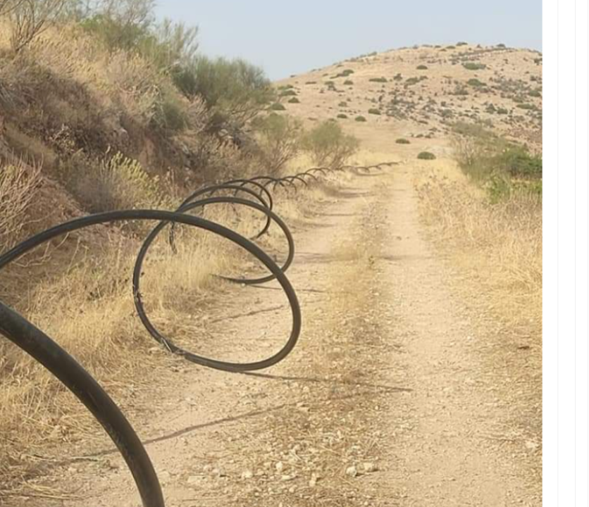 مستوطنون يمددون أنابيب مياه بلاستيكية في الأغوار الشمالية