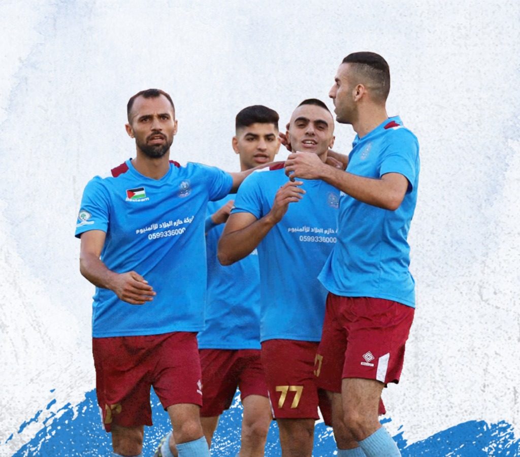 الشهيد دراغمة صاحب الرقم 77  يتوسط زملاءه