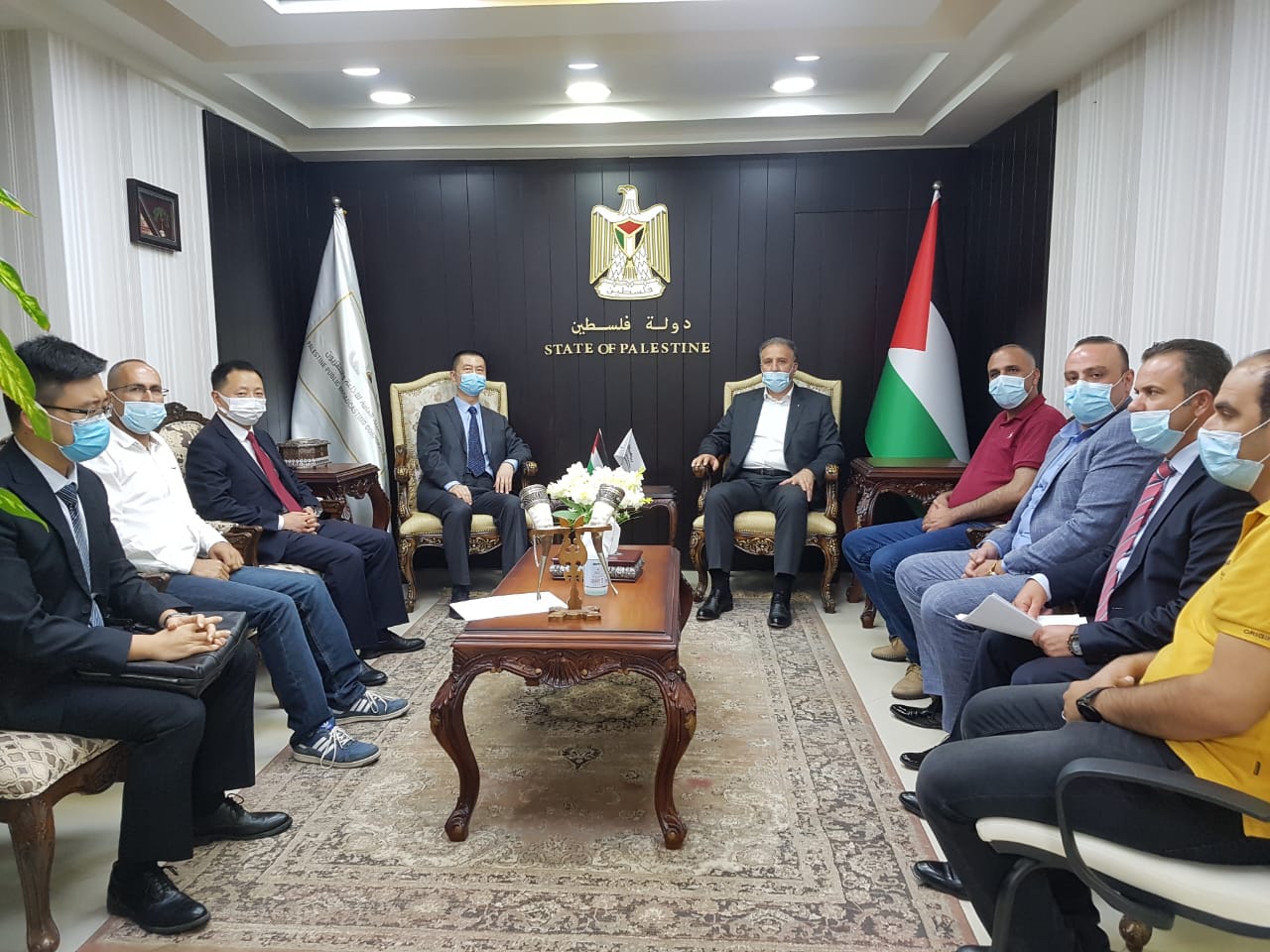 الوزير عساف خلال لقائه السفير الصيني والوفد الطبي