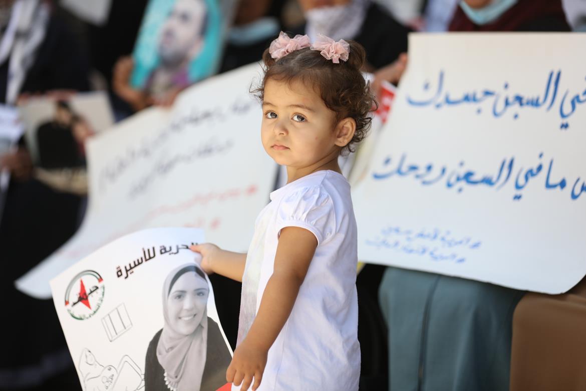 جوليا طفلة الأسيرة أنهار الديك خلال مشاركتها في الاعتصام الأسبوعي لأهالي الأسرى أمام مقر الصليب الأحمر في رام الله (عدسة: مصطفى أبو دية/وفا)