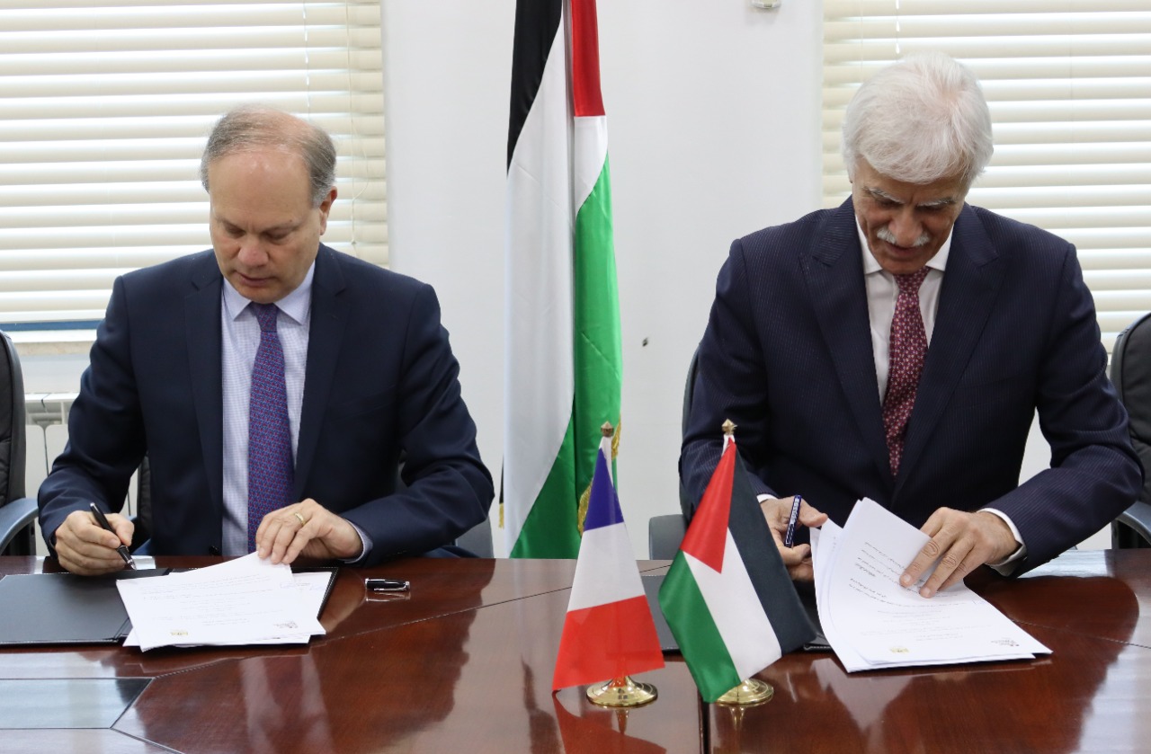 جانب من توقيع الاتفاقية