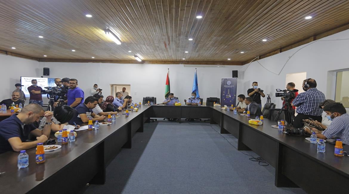 الشرطة تطلق حملة توعية ضد الجرائم الإلكترونية بعنوان "كبسة بتِفْرِق"